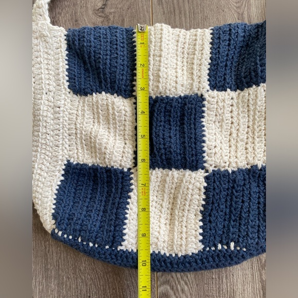 Handmade blue and white checkered knit tote bag - Picture 6 of 7